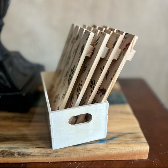 Mini Pallet & Crate Coaster Set red berries ponecones & leaves print. 4 Coasters - Picture 4 of 6